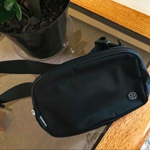 ⭐️Almost brand new Lululemon belt bag ⭐️